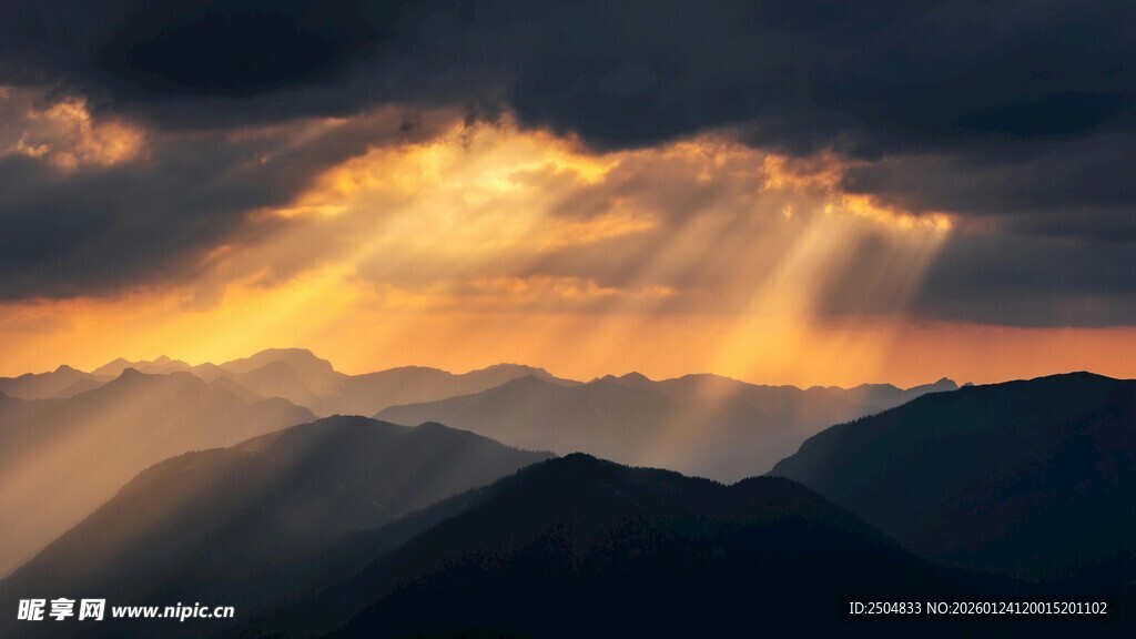 山间落日余晖穿透云层