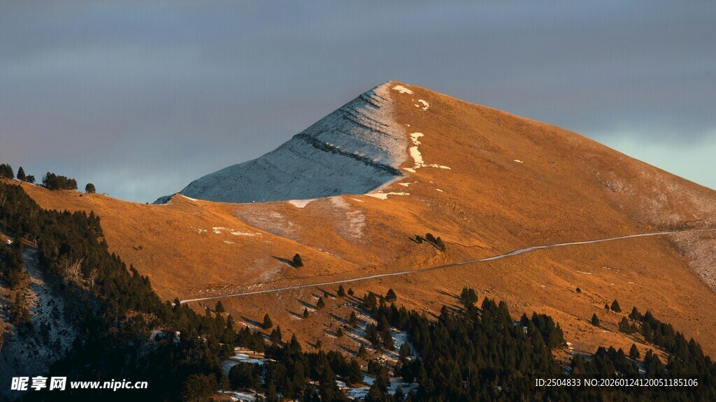 夕阳下的金色山峰