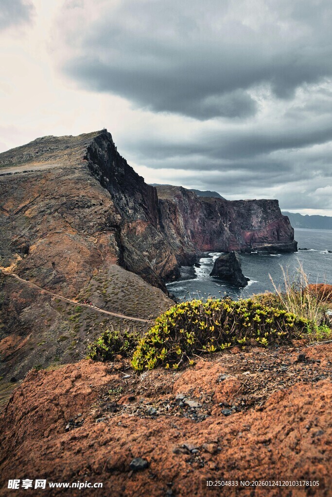 悬崖海岸壮丽自然景观