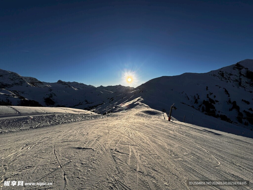 雪山滑雪场景