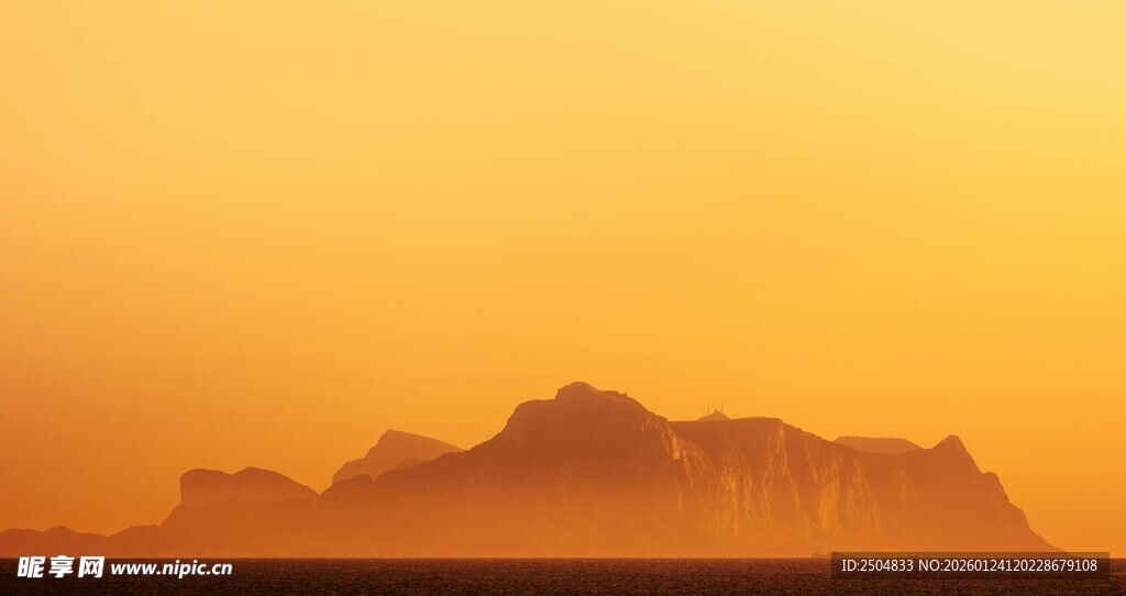 夕阳下的壮丽山峦
