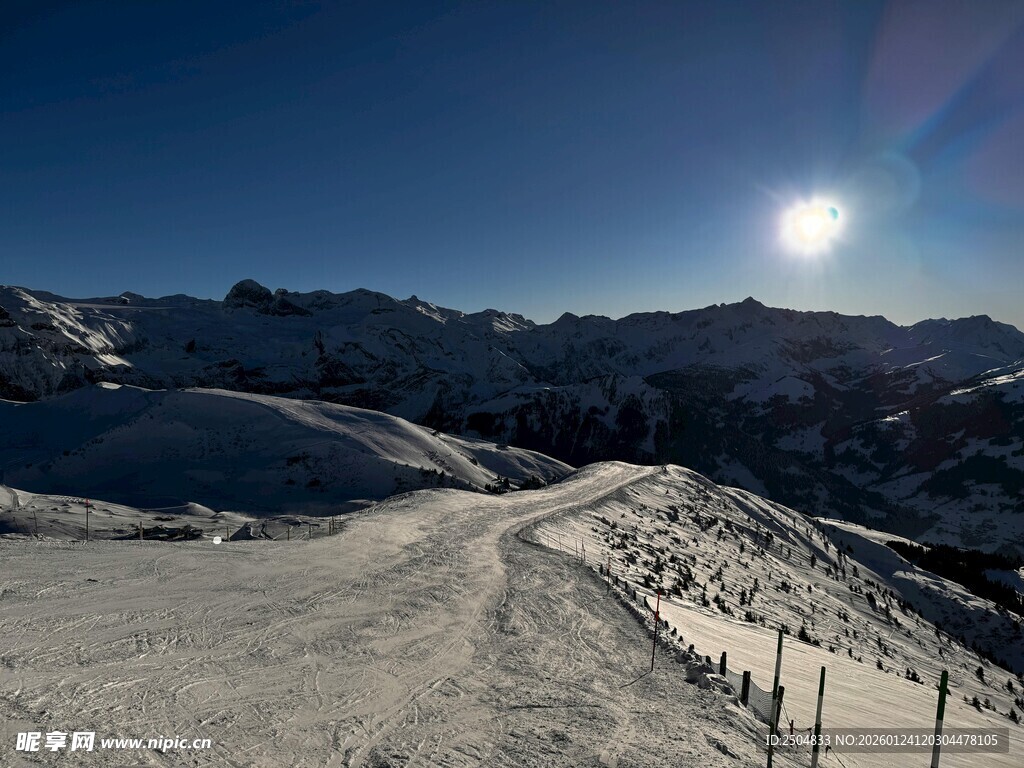 冬日雪山阳光照耀之路
