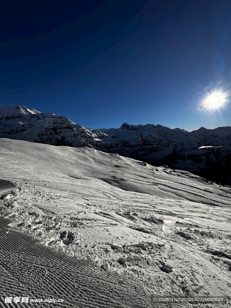 雪山阳光下的壮丽景致