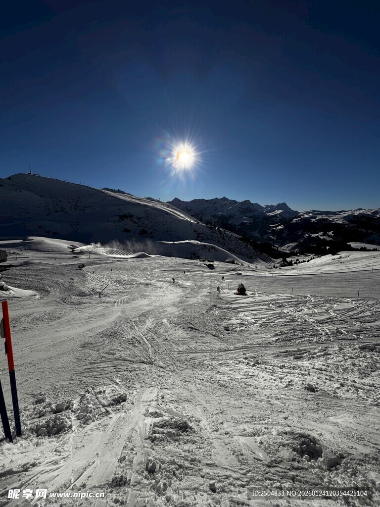 雪场月夜滑雪道美景