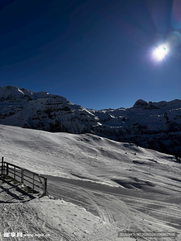 雪山阳光美景