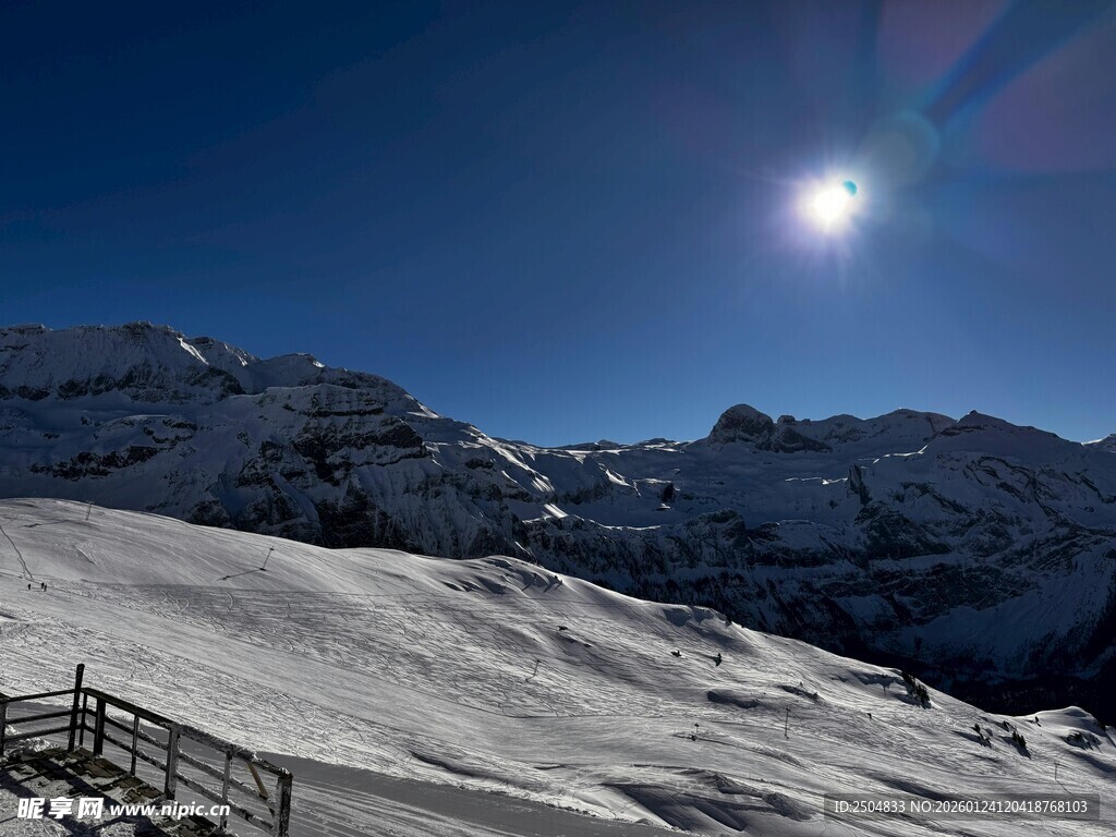 雪山之上的耀眼日光