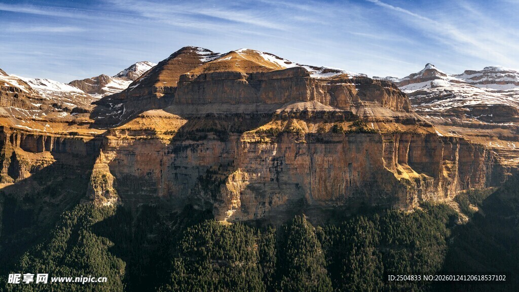 壮丽山景 阳光照耀的峰峦