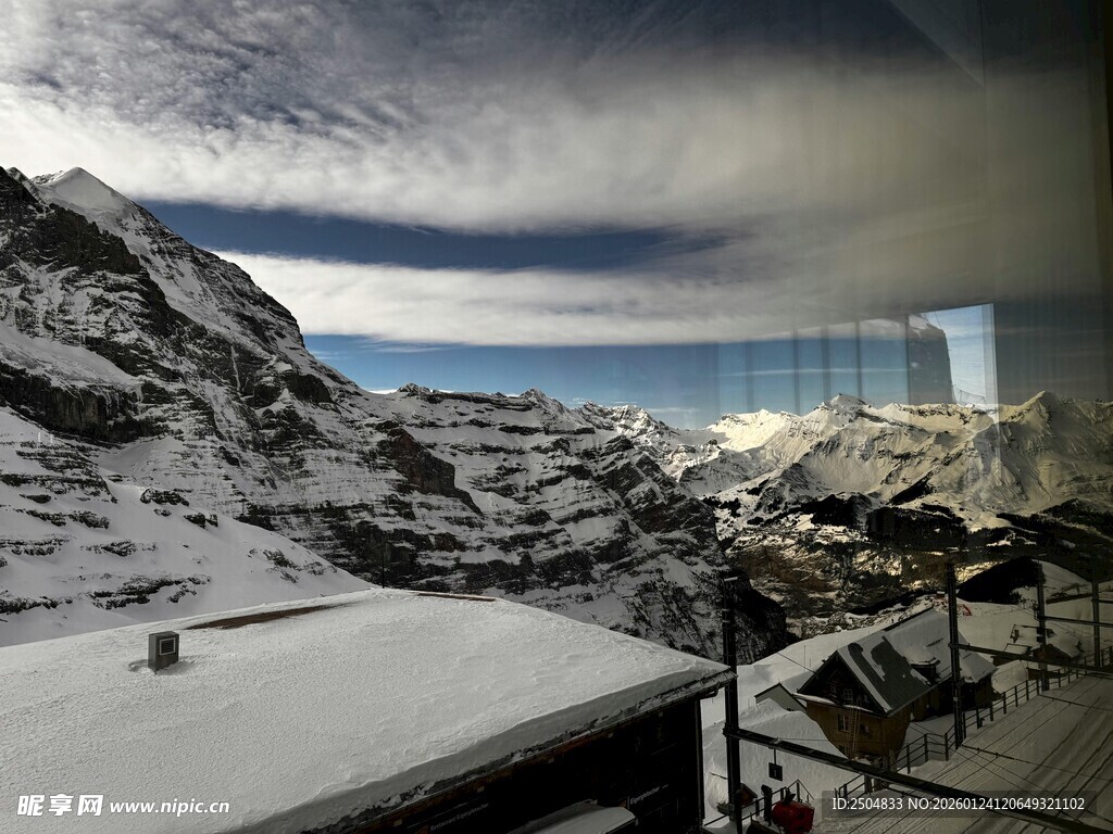 雪山景观下的建筑露台