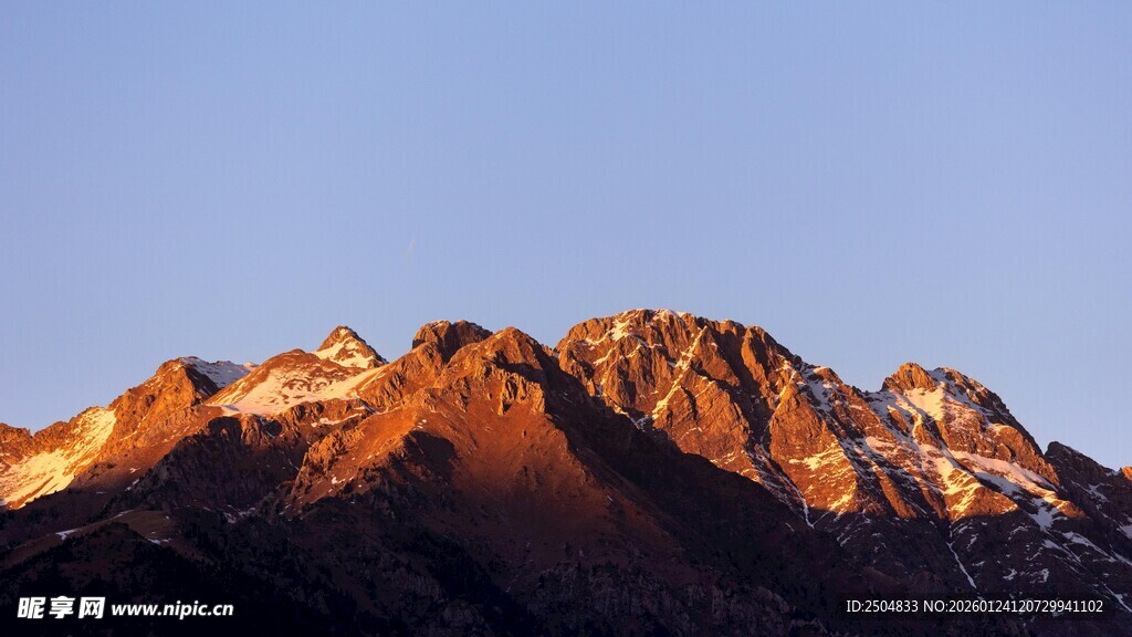 夕阳下的壮丽山峰