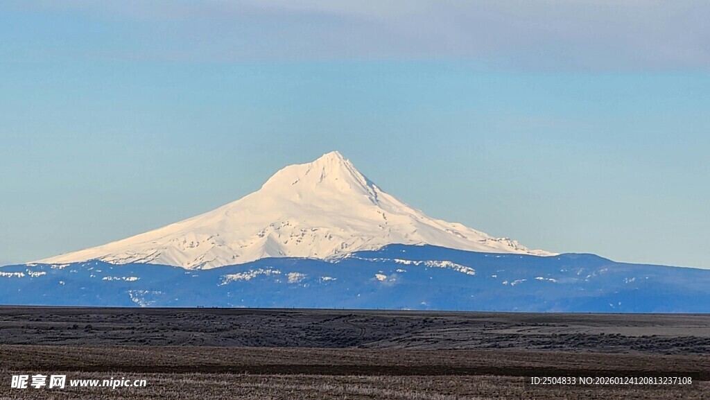 巍峨雪山远景