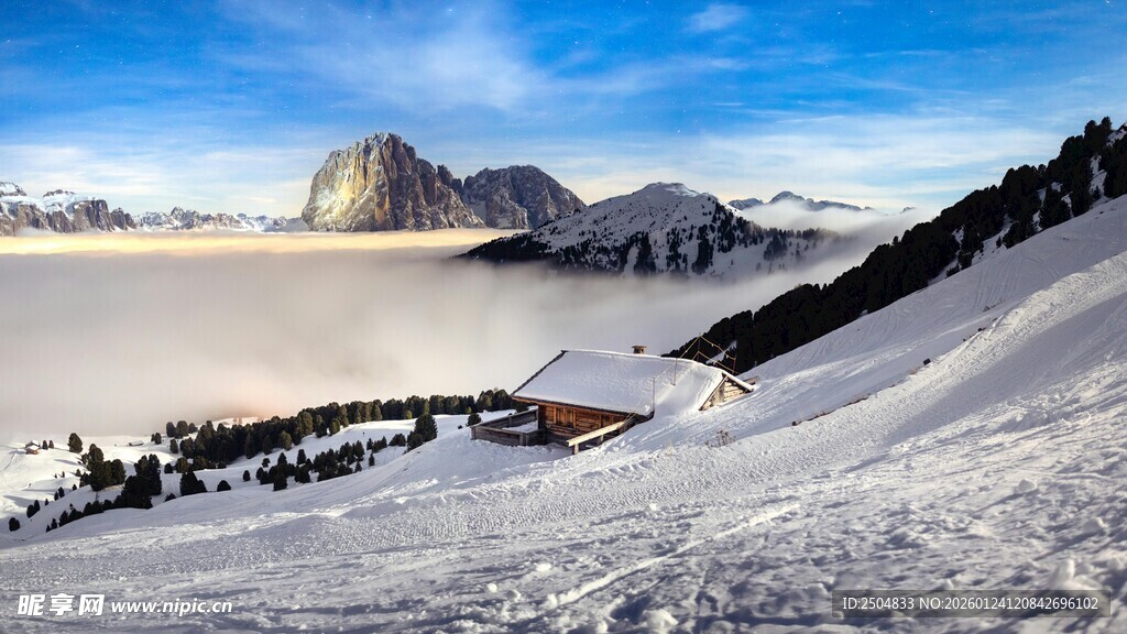雪山湖泊壮丽冬日景观