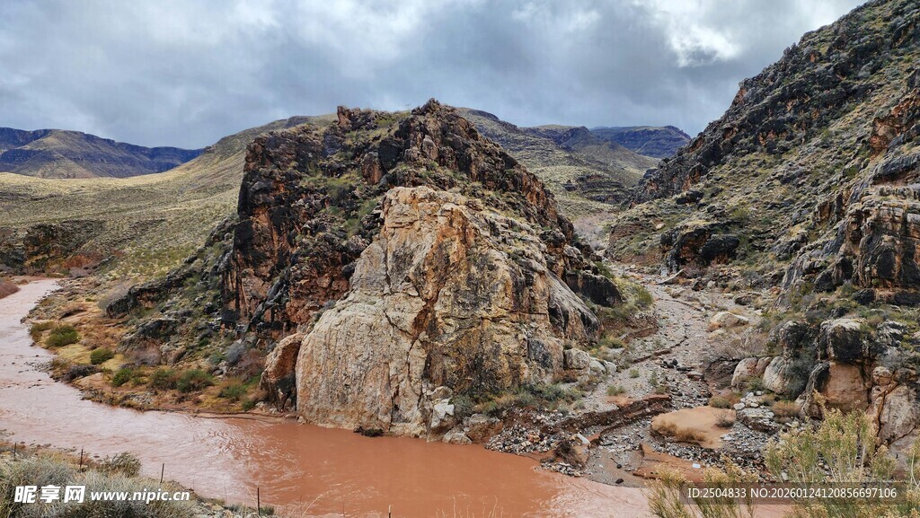 山间红河流经嶙峋岩石