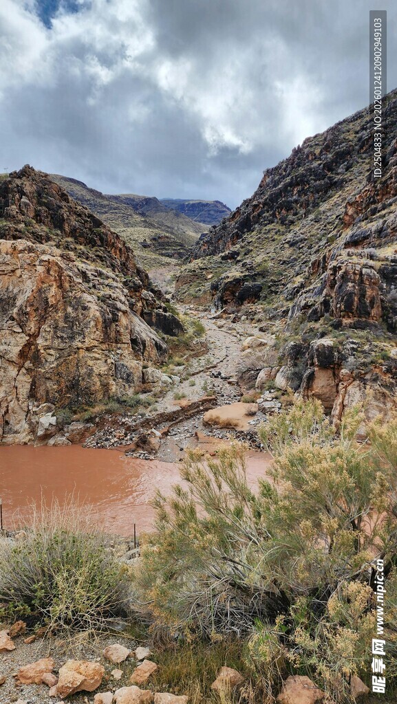 山间红水畔的荒野景致