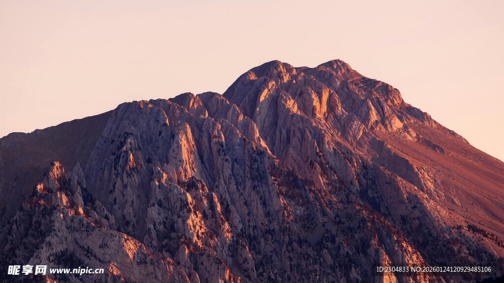 夕阳下的巍峨山峰