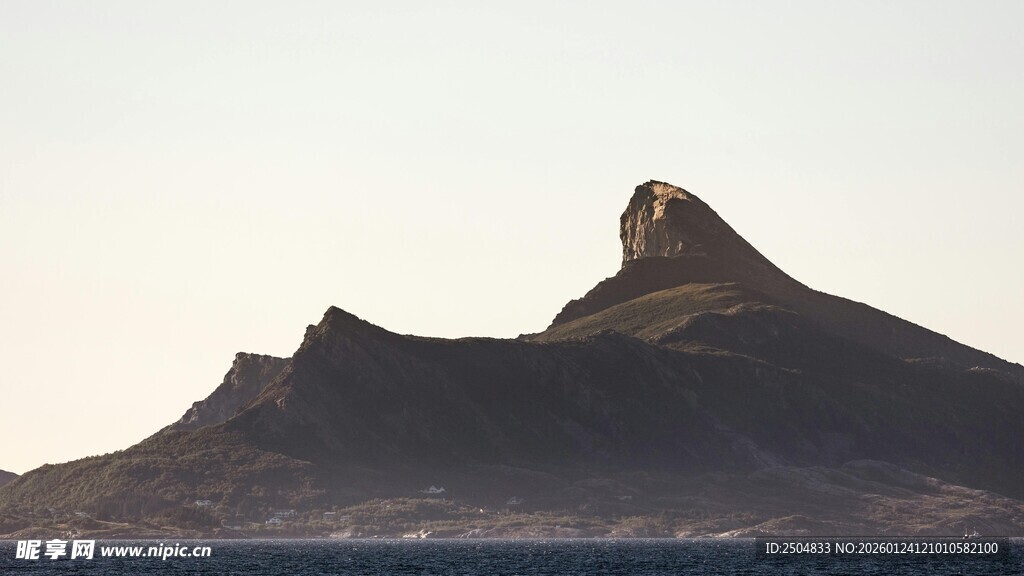 孤峰耸立的壮丽自然景观
