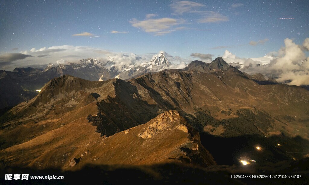 壮丽山景全景图