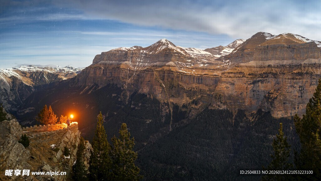 壮丽山景下的温暖灯光