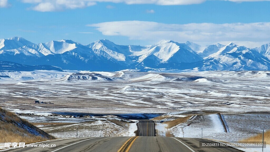 雪山下的开阔公路美景