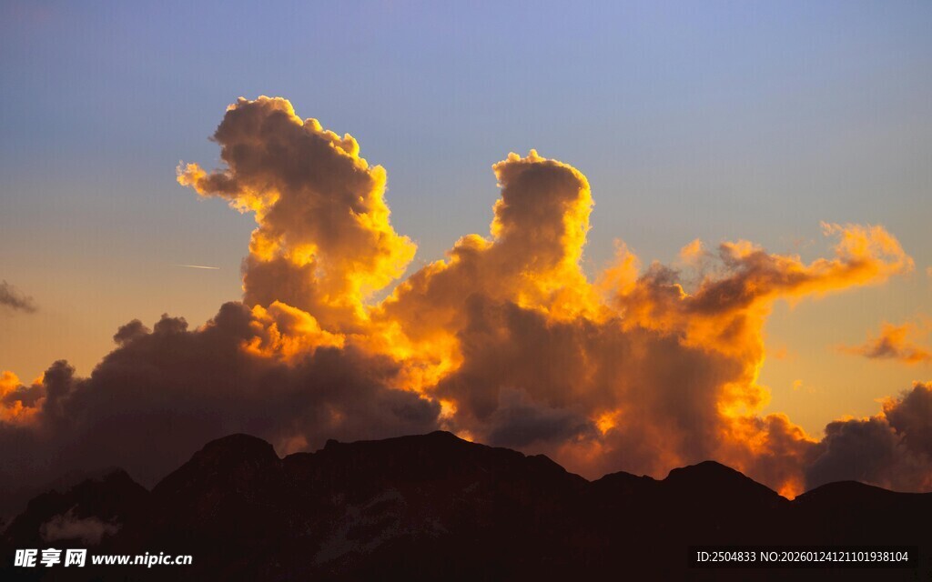 壮丽晚霞中的奇幻云朵