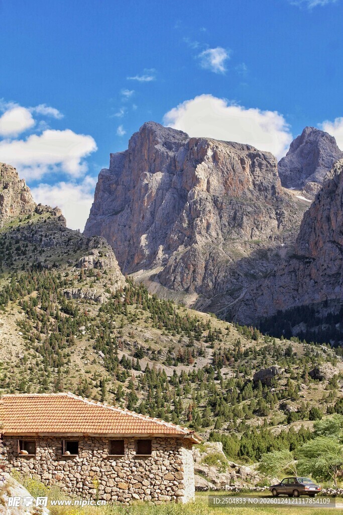 山间小屋与壮丽山景