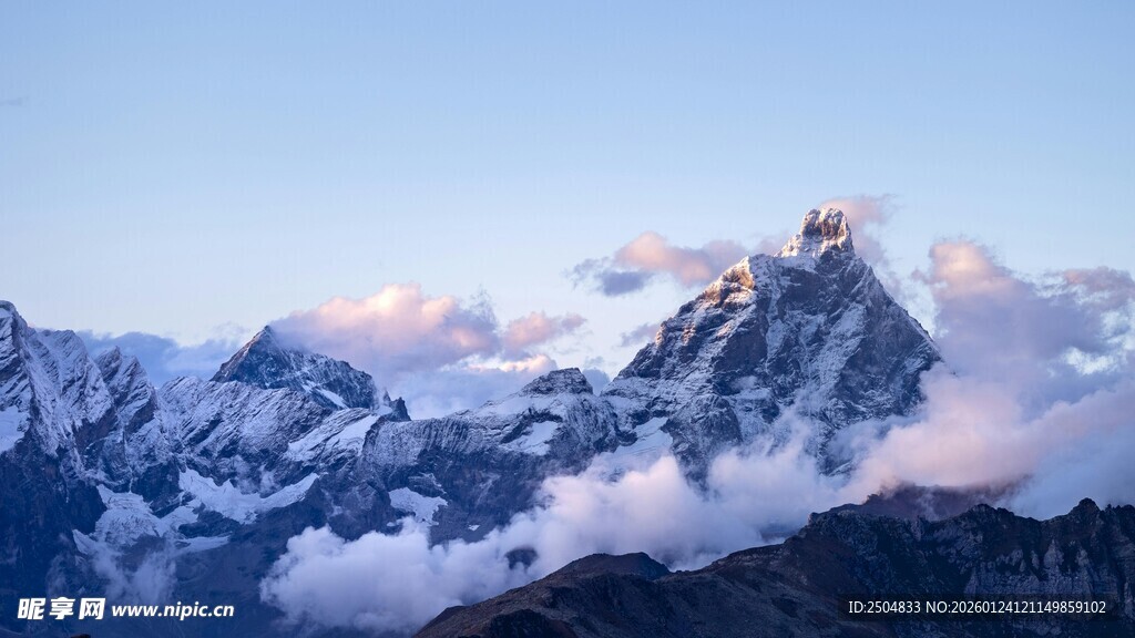 壮丽雪山云海景观