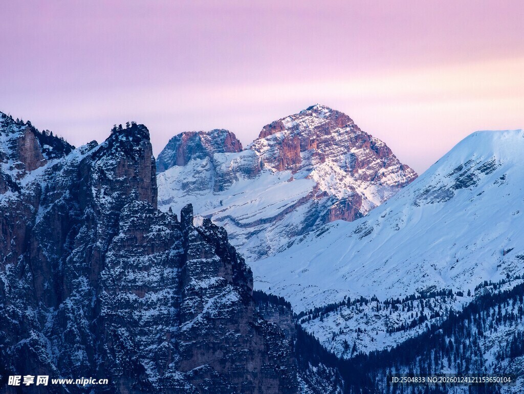 壮丽雪山日出美景