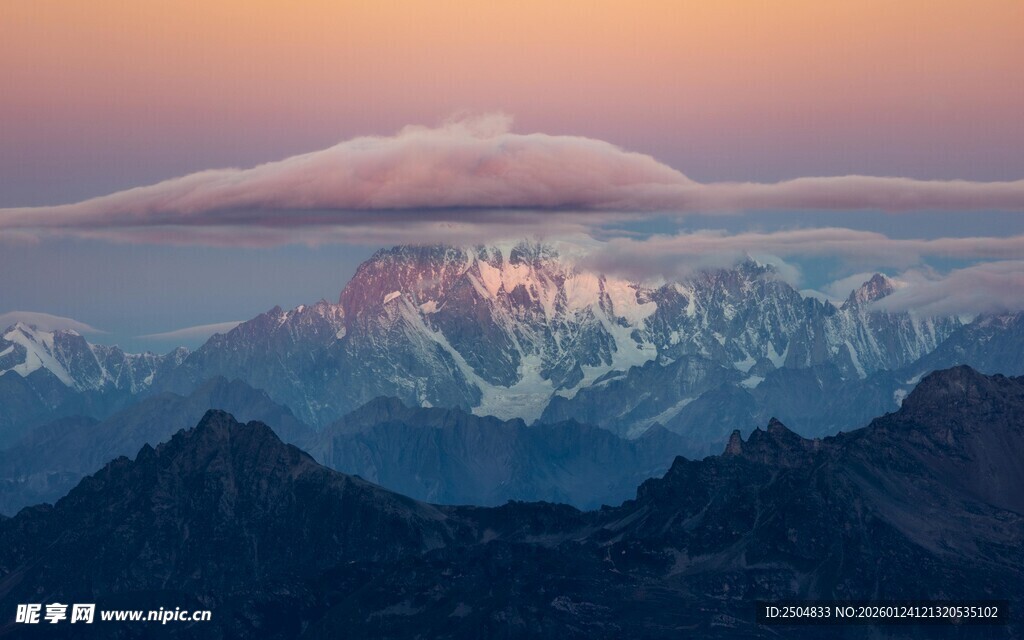 壮丽雪山日出美景