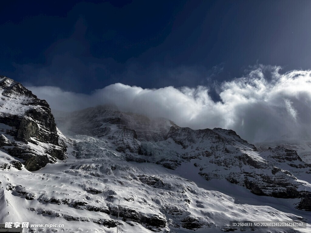 雪山云雾缭绕壮丽景观