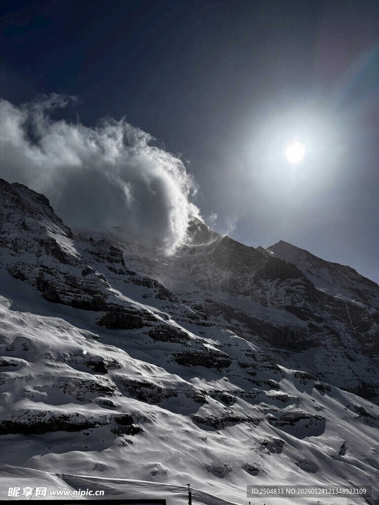 雪山日出壮丽景观
