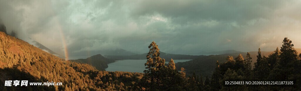 山间云雾缭绕的壮美景色