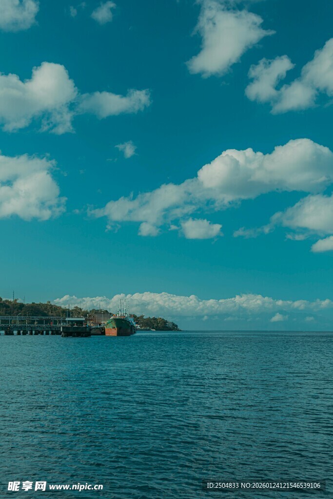 碧海蓝天间的宁静海岸线