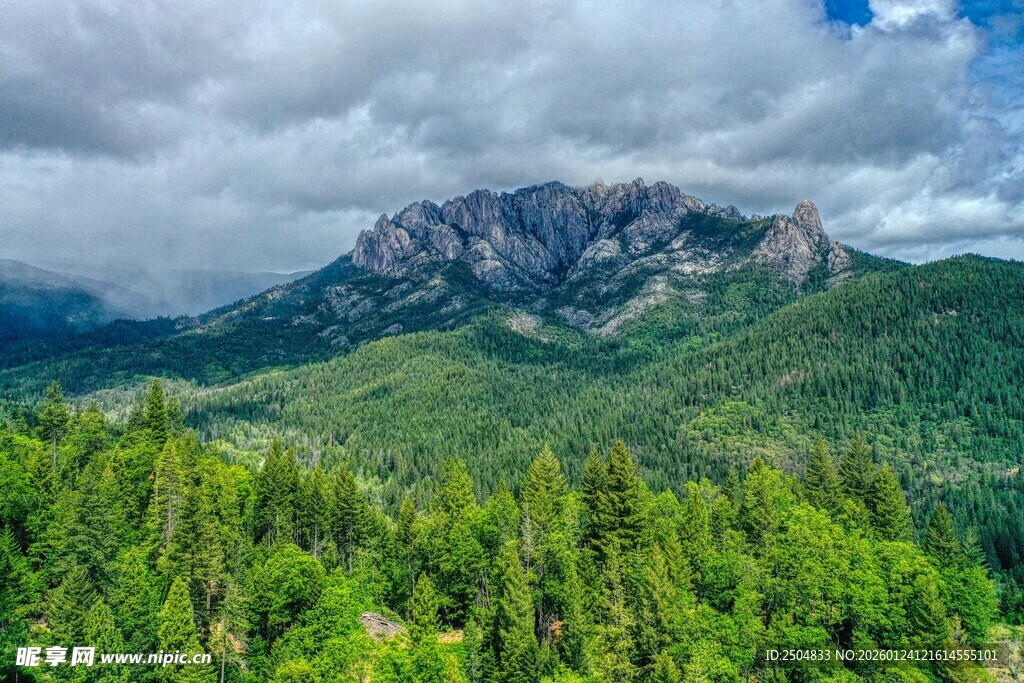 山林美景 云雾缭绕的山峦
