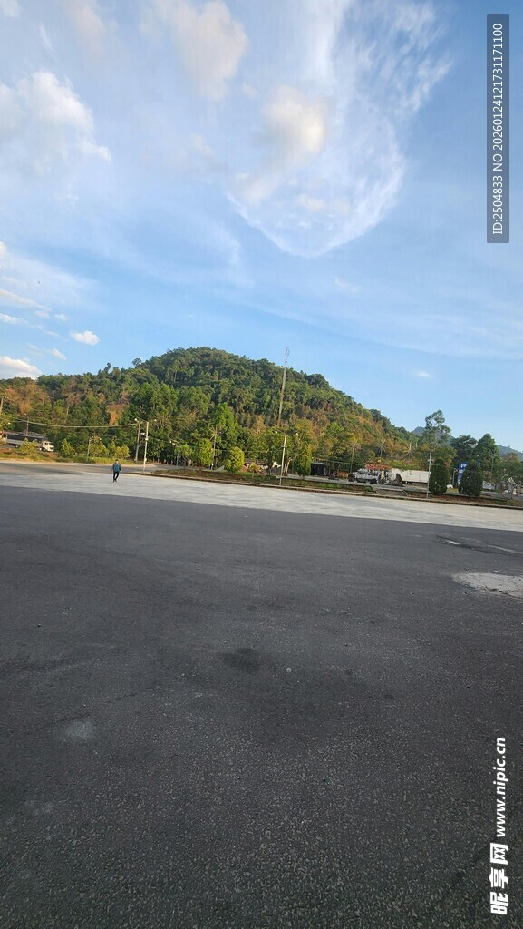 海边空旷道路与葱郁山丘
