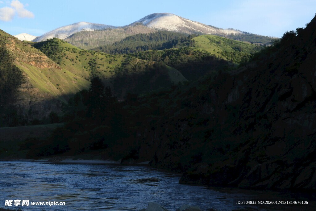 山间河流与远处雪山美景