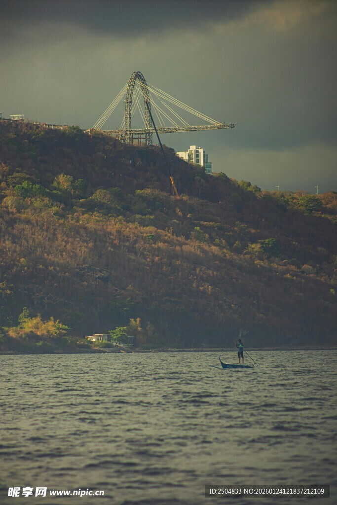 海上远望山间桥梁景观