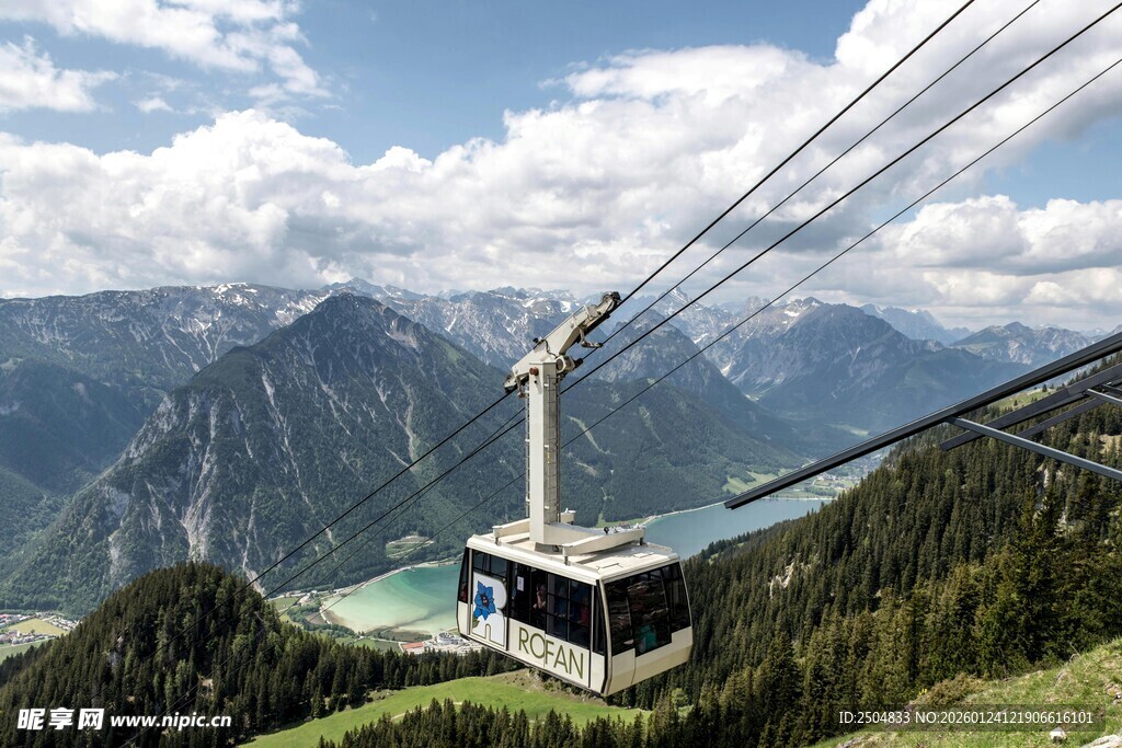 山间缆车穿梭于壮美景色