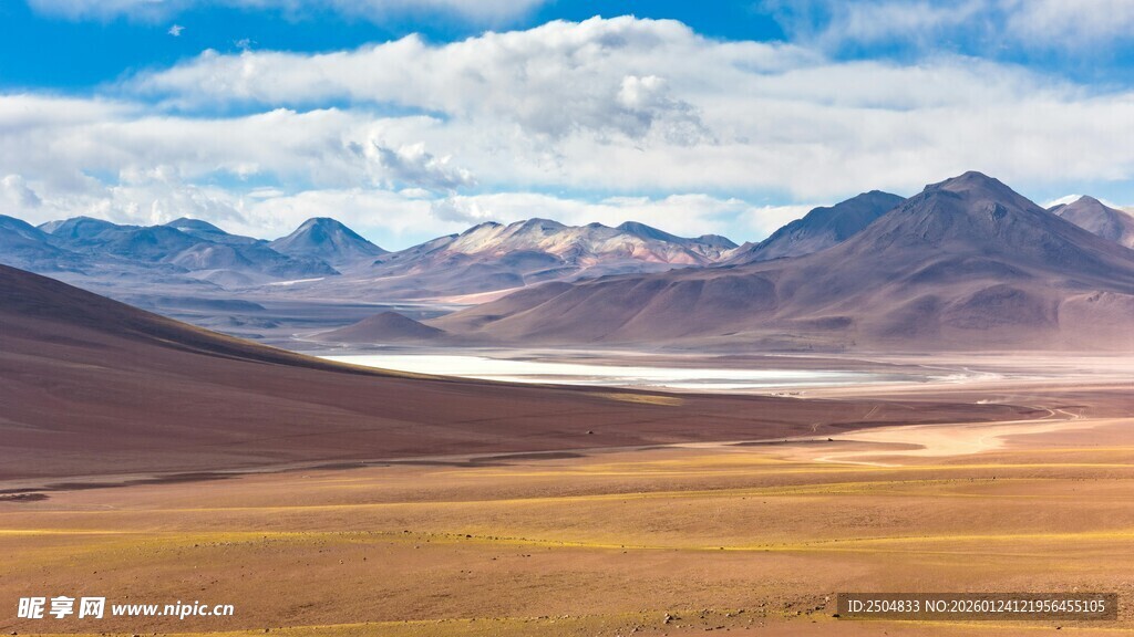 广袤荒原与远处山峦景观