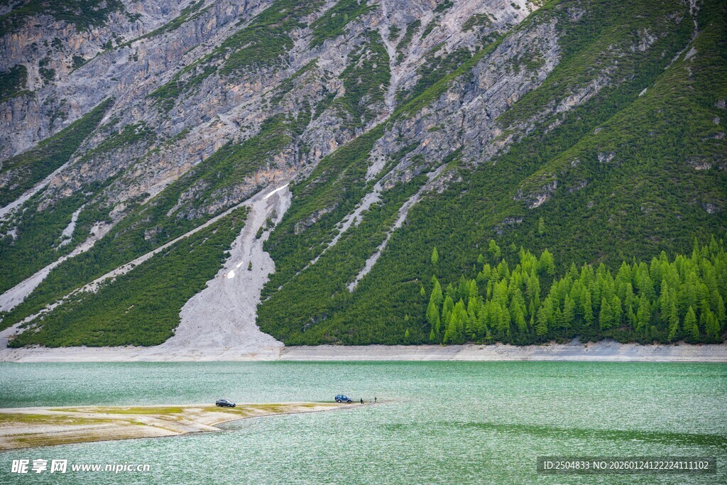 山间碧湖与葱郁山林美景