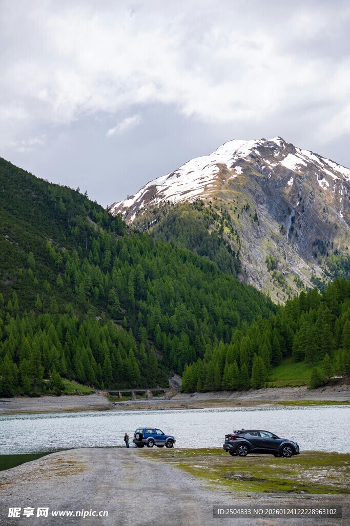 山间湖畔景色与车辆