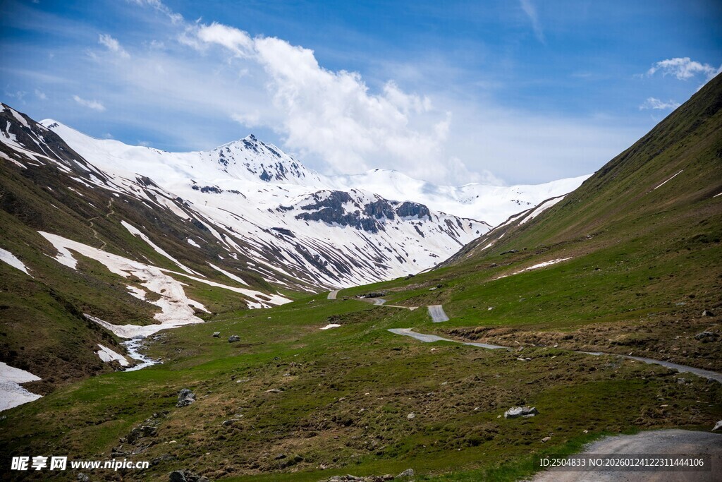 山间美景 雪覆青山绿草