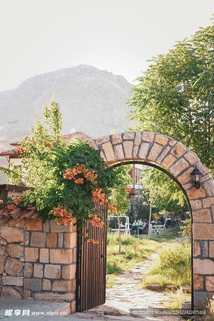 石拱门下的自然田园景致