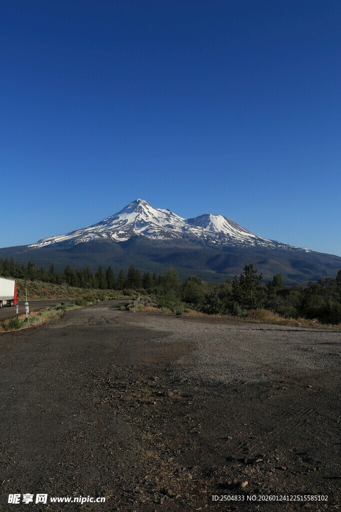 雪山下的开阔道路