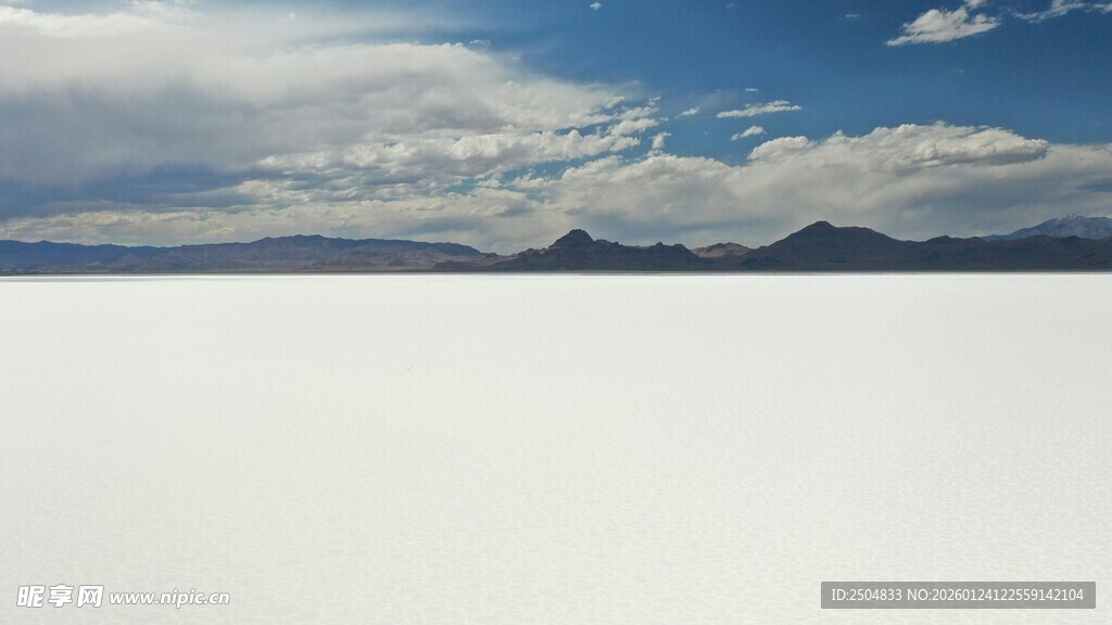 广阔盐湖与远处山峦景观