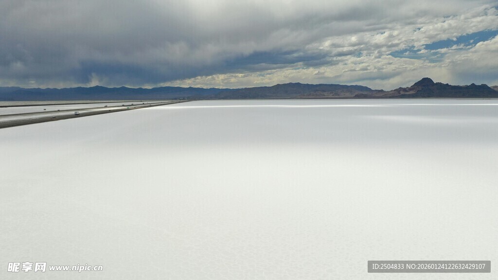 广阔盐湖景观