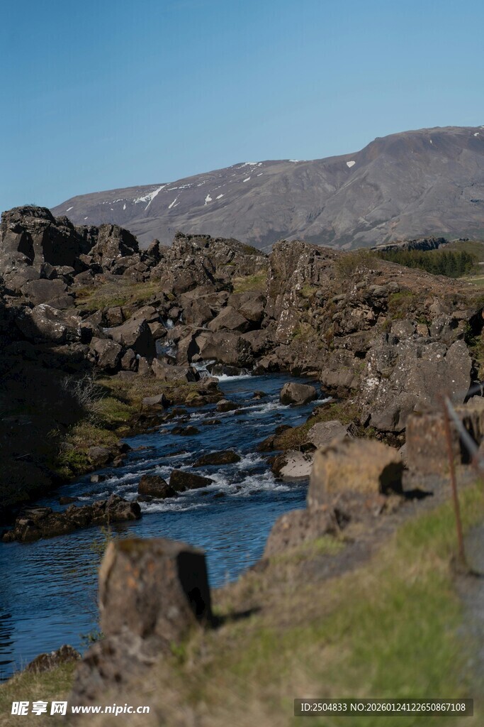 冰岛山间河流岩石景观