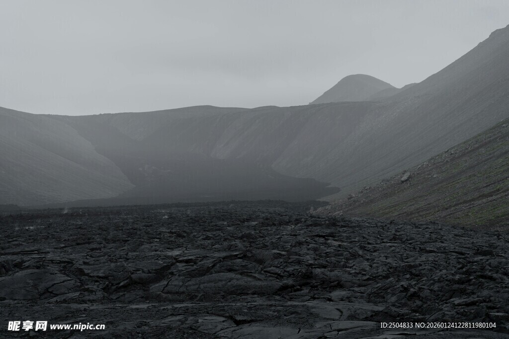 雾中火山地貌景观