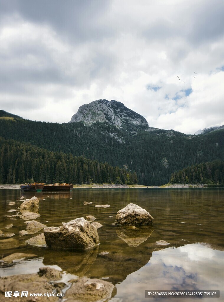 湖畔山石与远处山峦美景