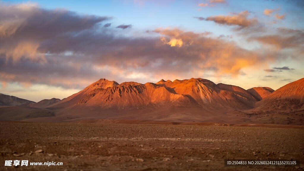 壮丽晚霞下的广袤山峦