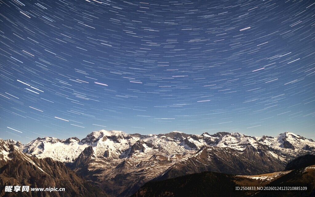 雪山之上的璀璨星轨