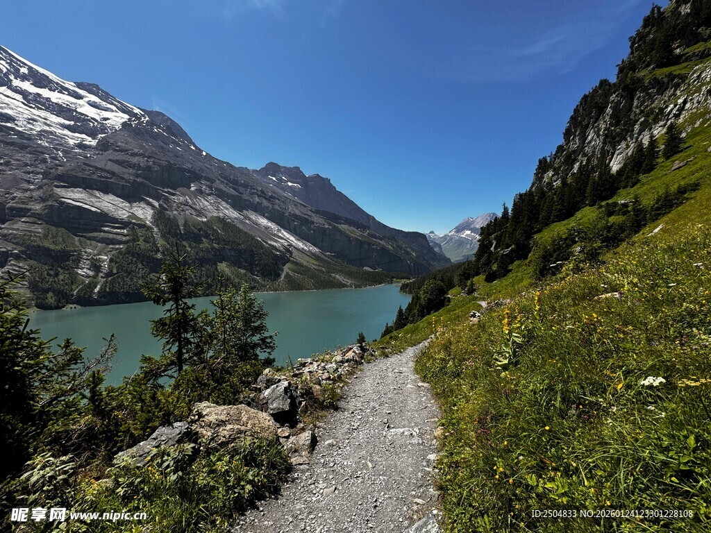 山间湖畔小径 自然美景